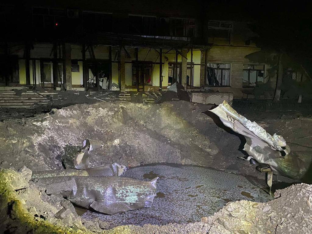Окупанти вночі обстріляли три райони Харкова: пошкоджено багатоповерхівки та комунікації