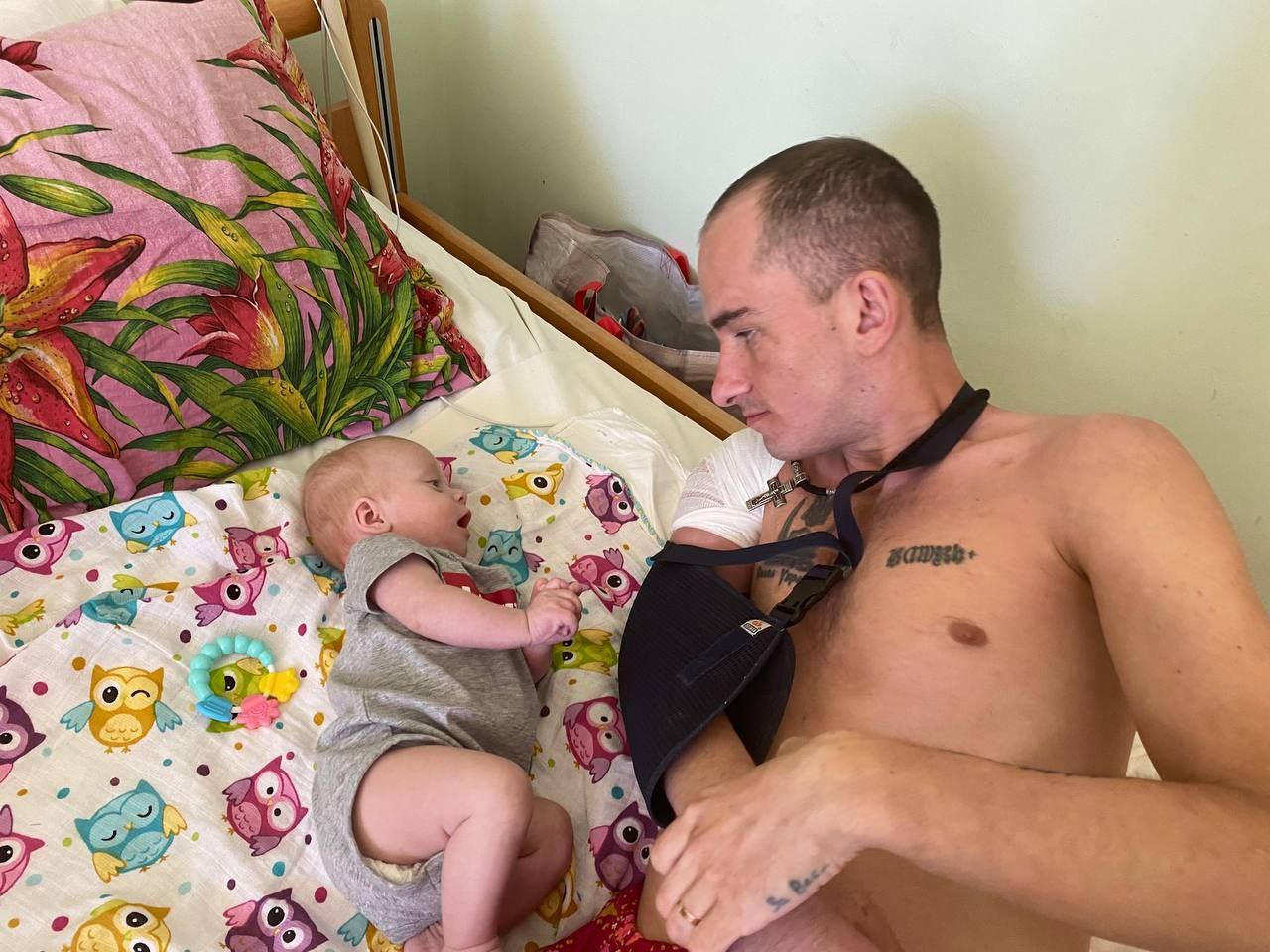 Синочок народився, коли батько був у полоні: неймовірне фото захисника Маріуполя з новонародженим