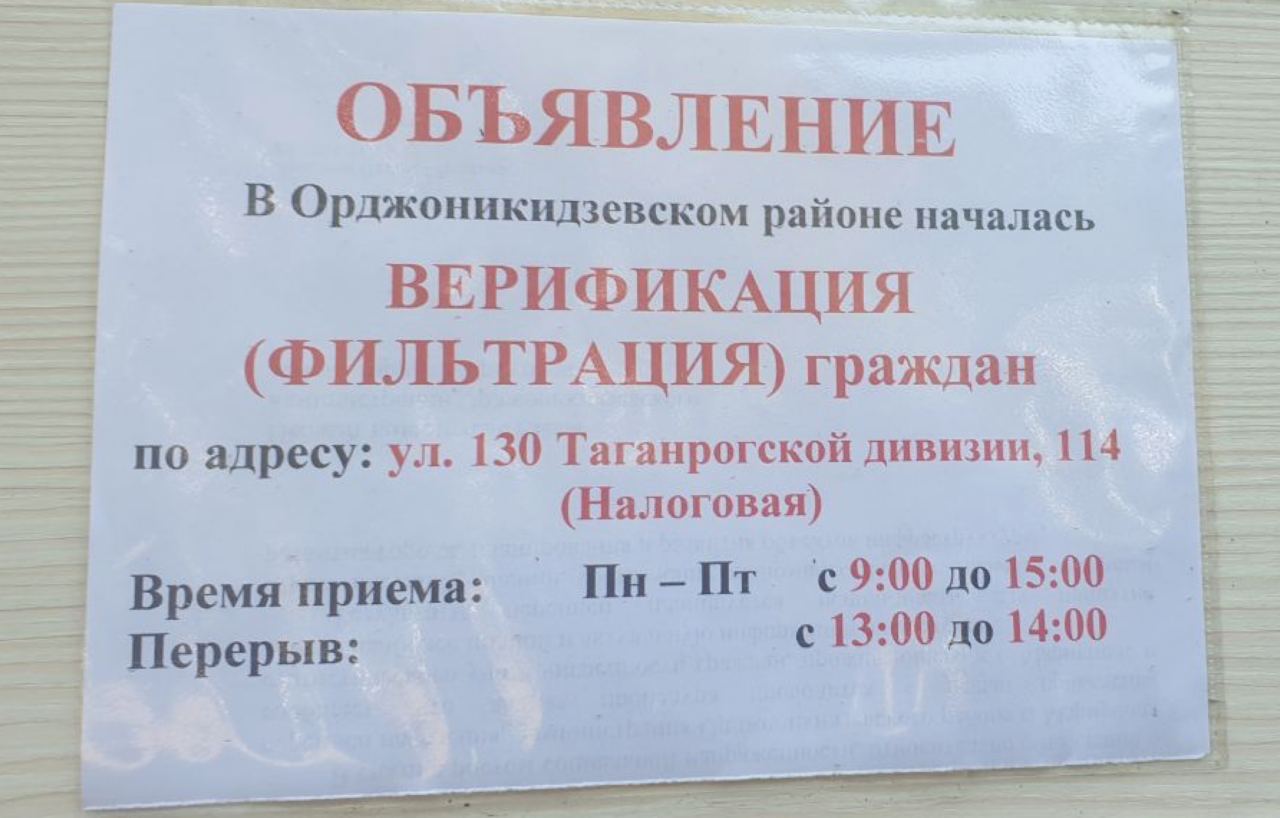 Воду набирают из импровизированных &quot;колодцев&quot;: в Мариуполе люди стоят в огромных очередях за едой