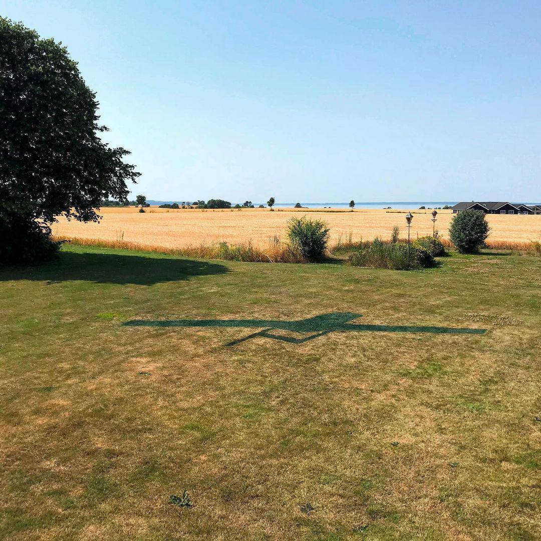 На поле в Дании появилась 80-метровая тень украинского самолета &quot;Мрия&quot;: можно увидеть даже из космоса