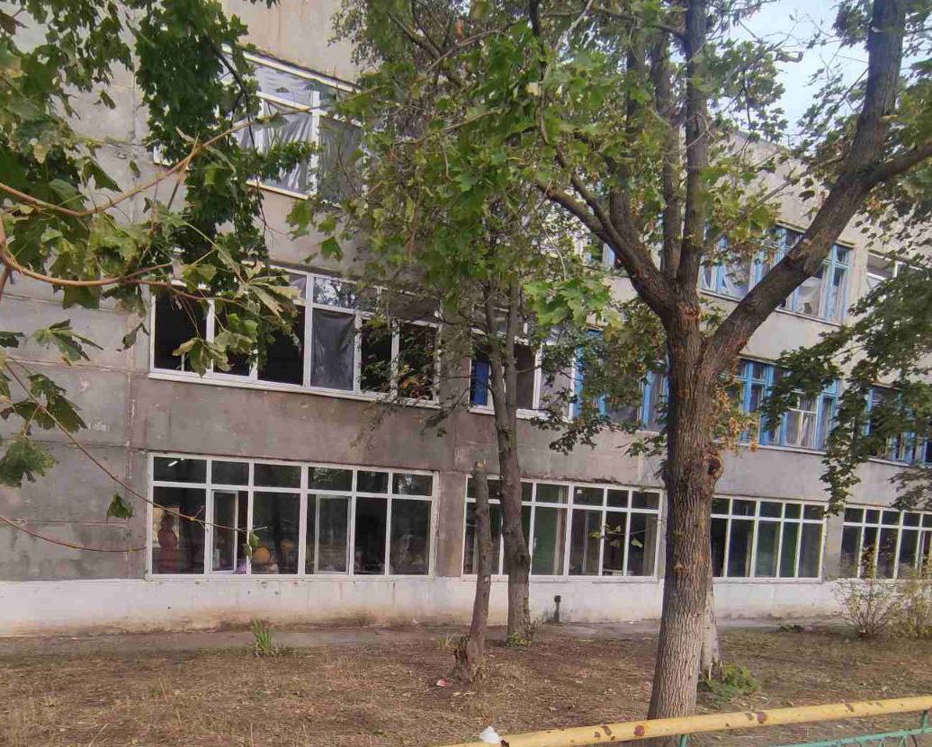 Військові і розбиті вікна: як проходить 1 вересня в окупованому Маріуполі