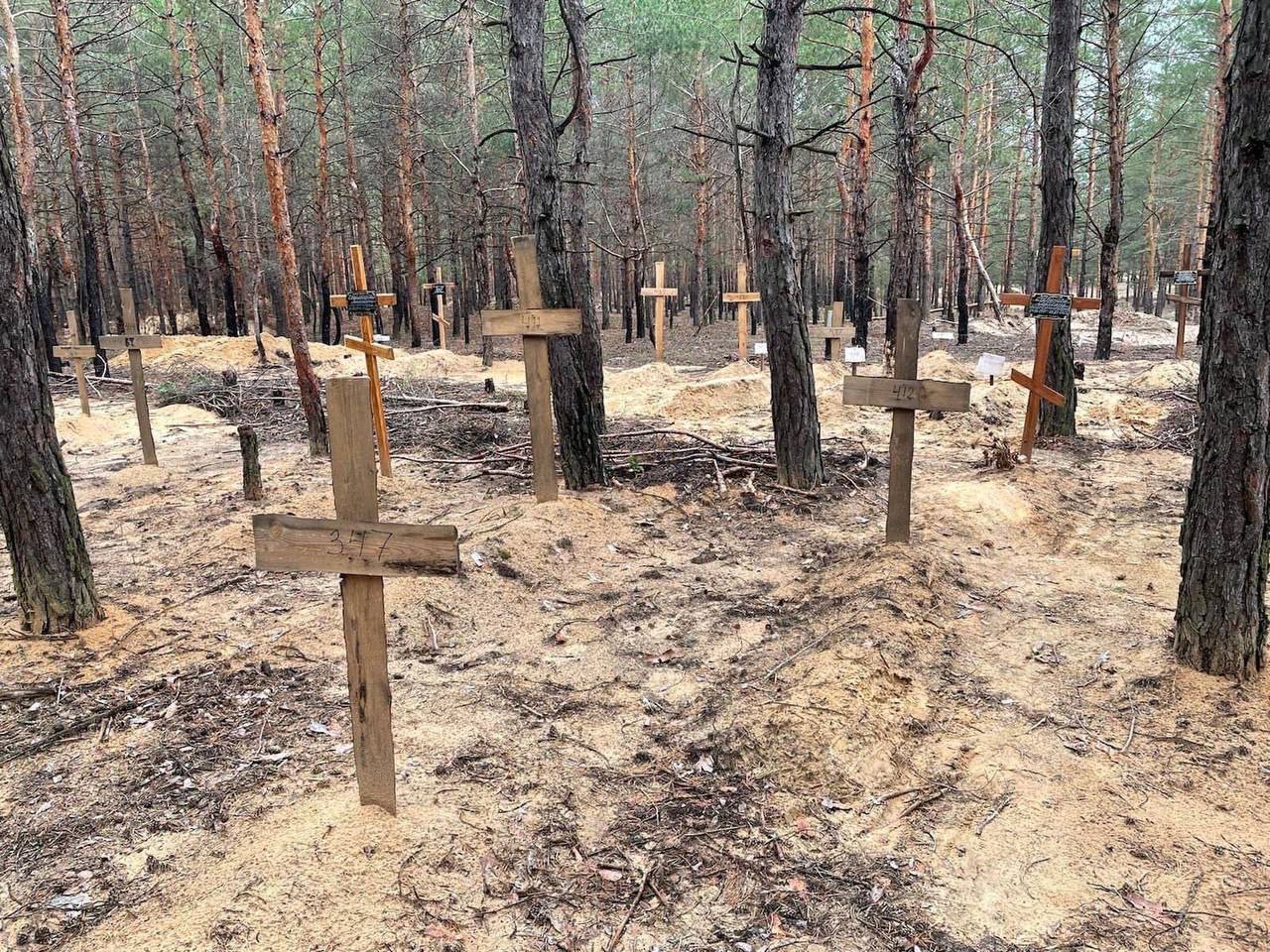 Нова Буча. В Ізюмі знайдено масові поховання людей (фото)
