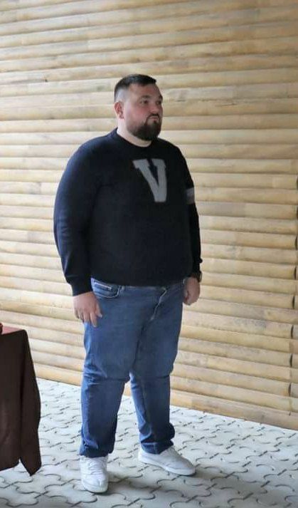 &quot;Почему не раздели?&quot; Нардеп в Тростянце появился на людях с буквой &quot;V&quot; на свитере (фото)