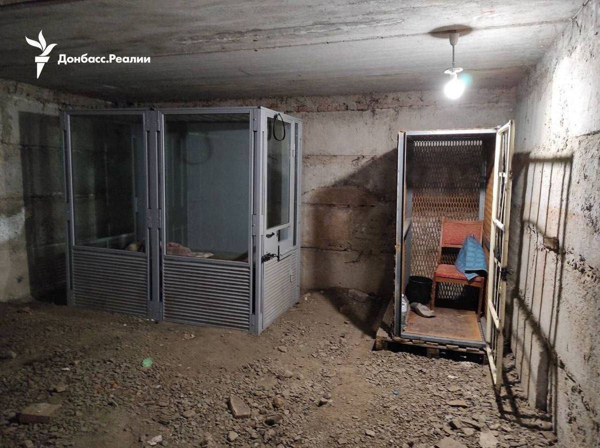 В Купянске показали тюрьму, где пытали украинцев (жуткие фото)