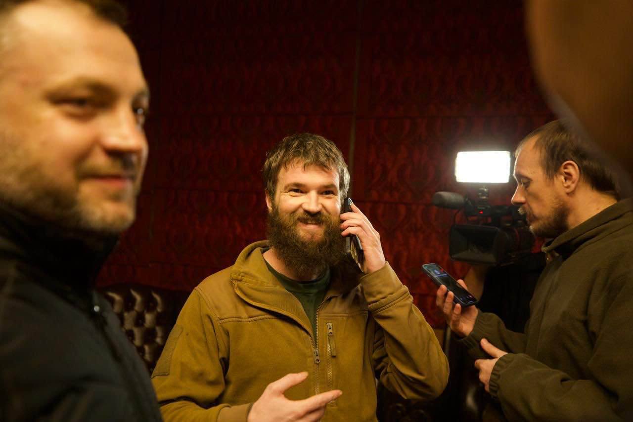 "Пташка" и другие защитники Мариуполя вернулись из российского плена: фото и видео возвращения героев