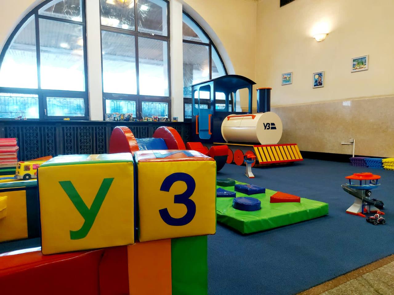 Дитячі зони на вокзалах та ігротека у вагонах: УЗ порадувала нововведенням для маленьких пасажирів