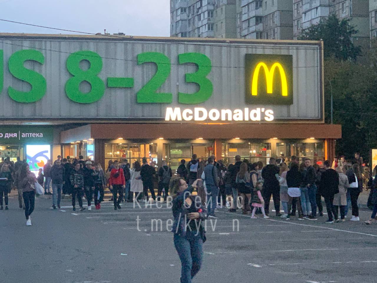 У Києві люди займають чергу у McDonald's з 7 ранку (фото)