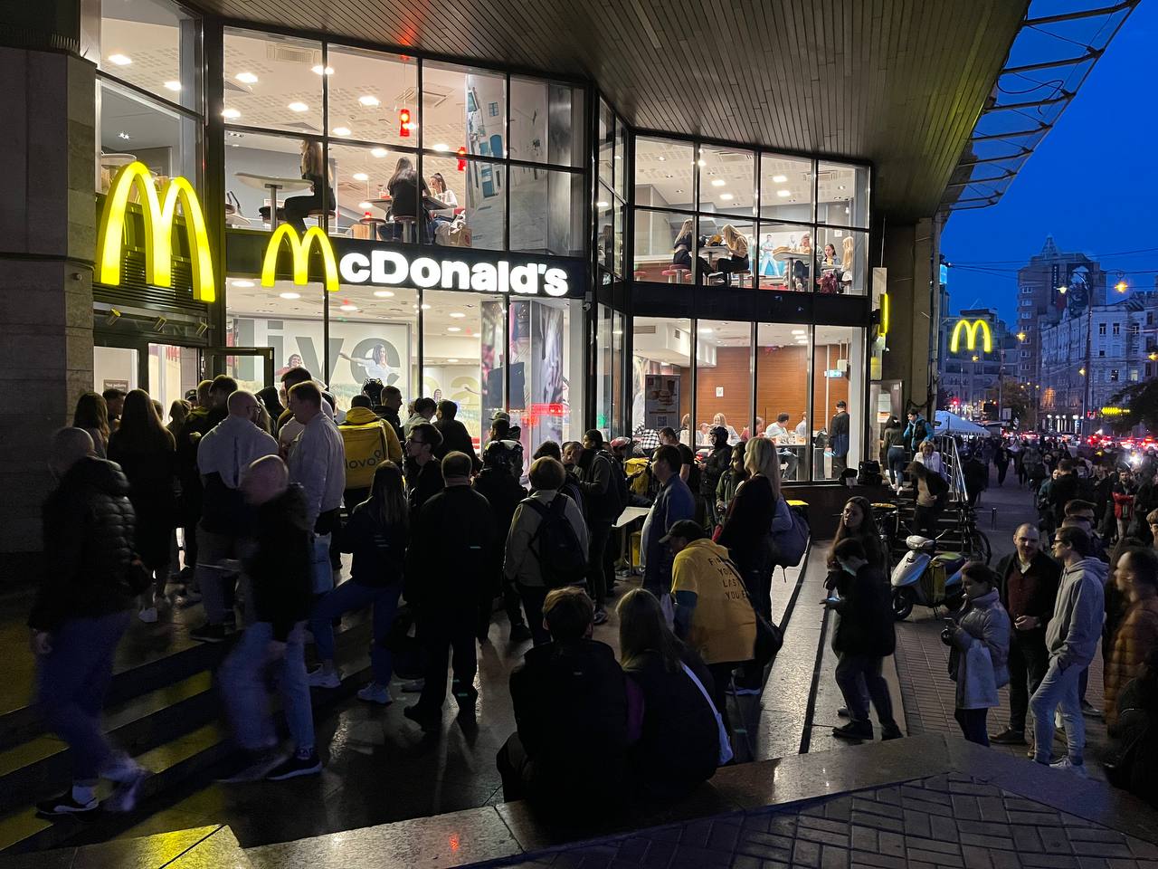 У Києві люди займають чергу у McDonald's з 7 ранку (фото)