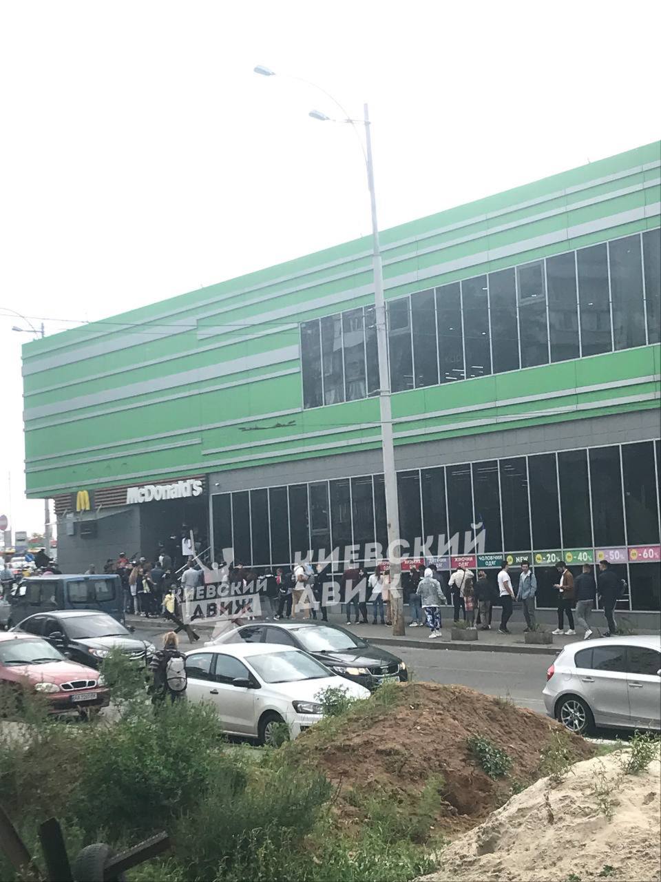 У Києві люди займають чергу у McDonald's з 7 ранку (фото)