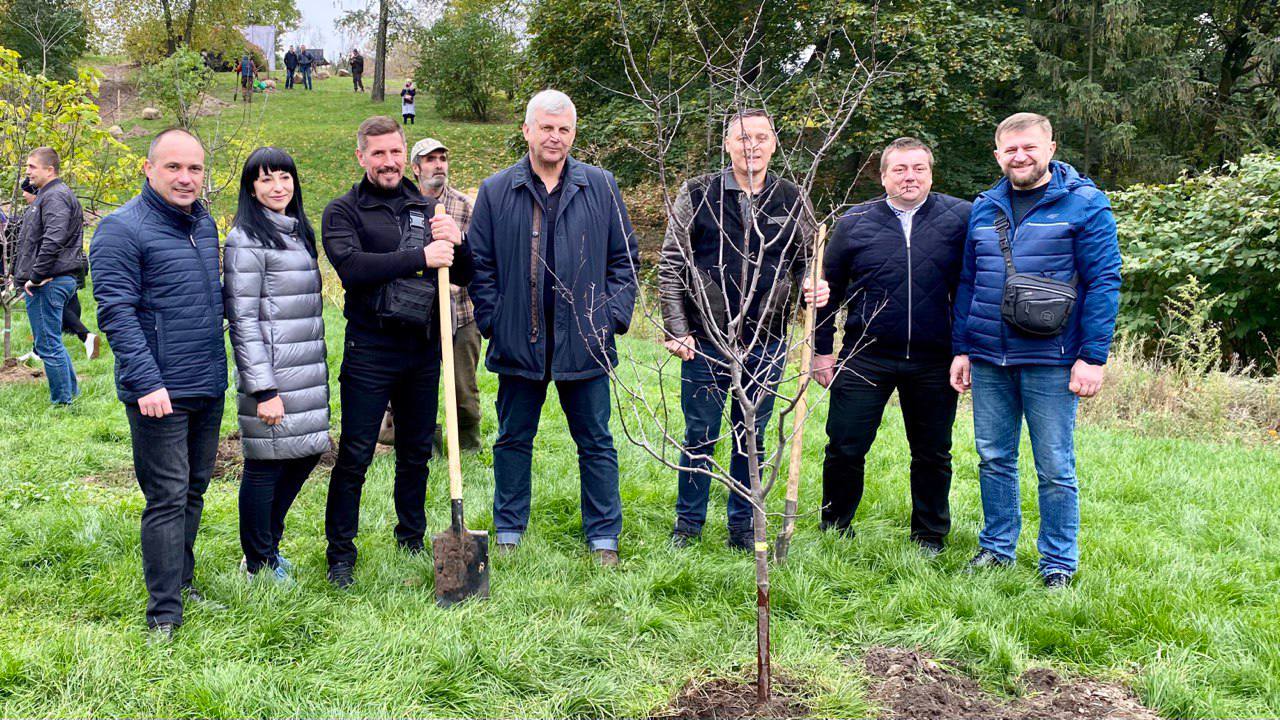 У київському ботсаду висадили Алею захисників і захисниць України (фото)