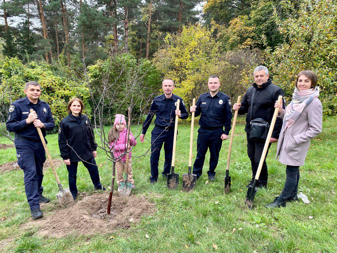 У київському ботсаду висадили Алею захисників і захисниць України (фото)