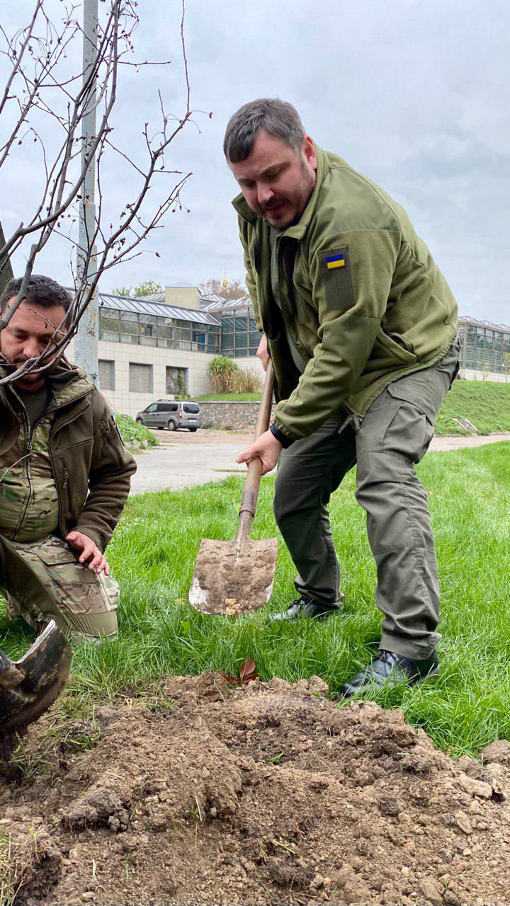 У київському ботсаду висадили Алею захисників і захисниць України (фото)