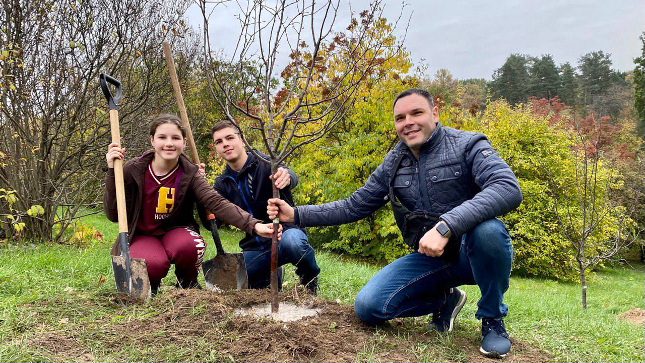 У київському ботсаду висадили Алею захисників і захисниць України (фото)