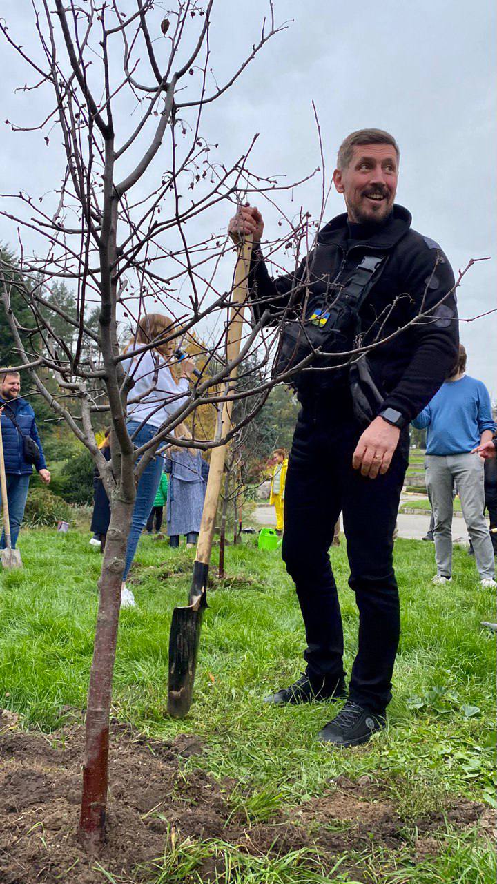 У київському ботсаду висадили Алею захисників і захисниць України (фото)