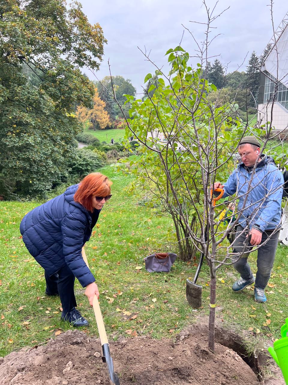 У київському ботсаду висадили Алею захисників і захисниць України (фото)