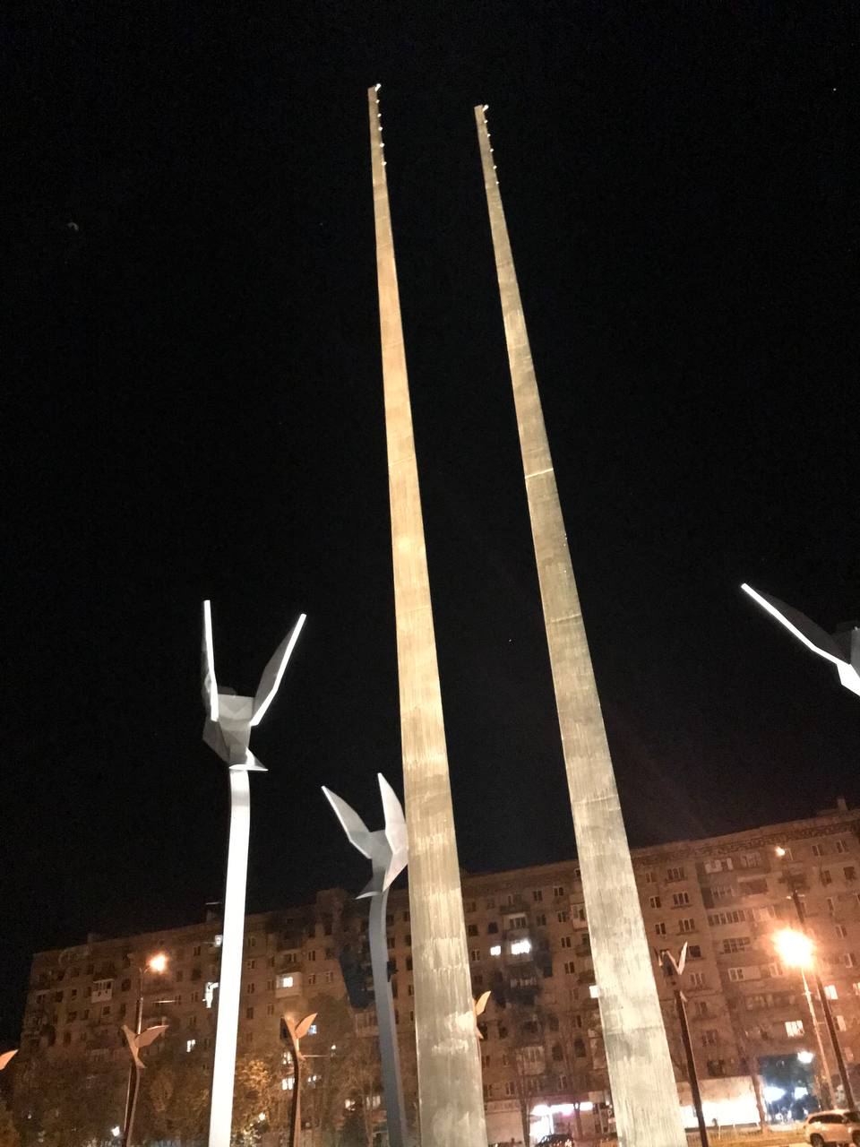 Оккупанты даже не заметили: в Мариуполе с флагштоков исчезли флаги РФ