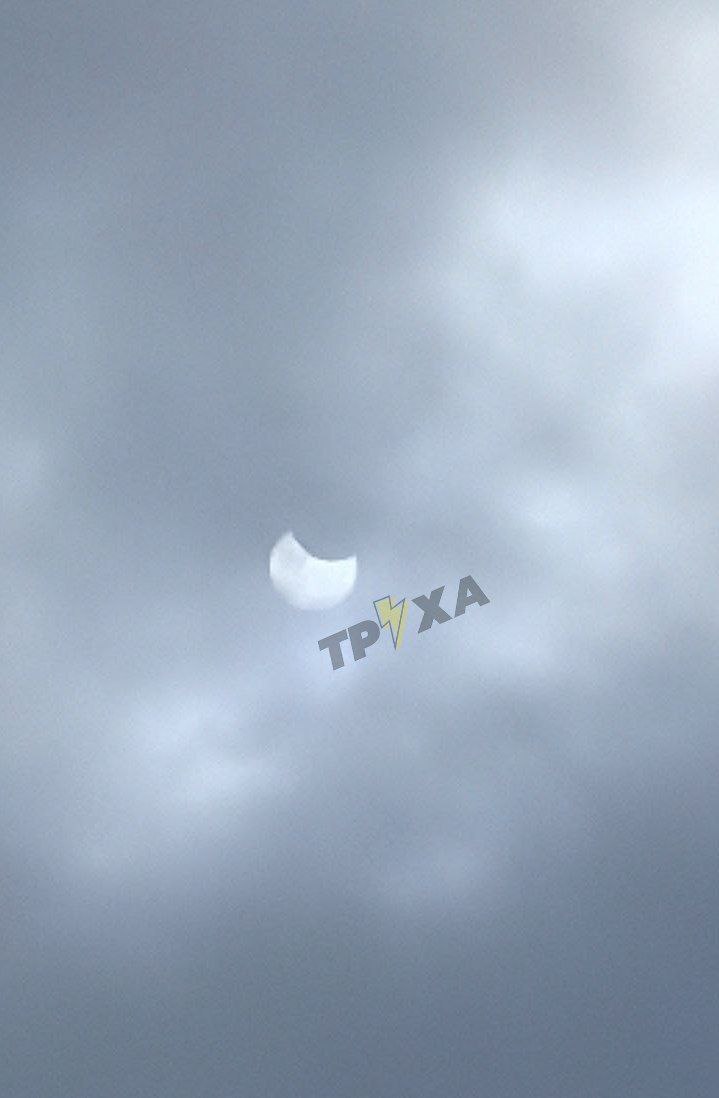 Уже началось: украинцы наблюдают солнечное затмение (фото)