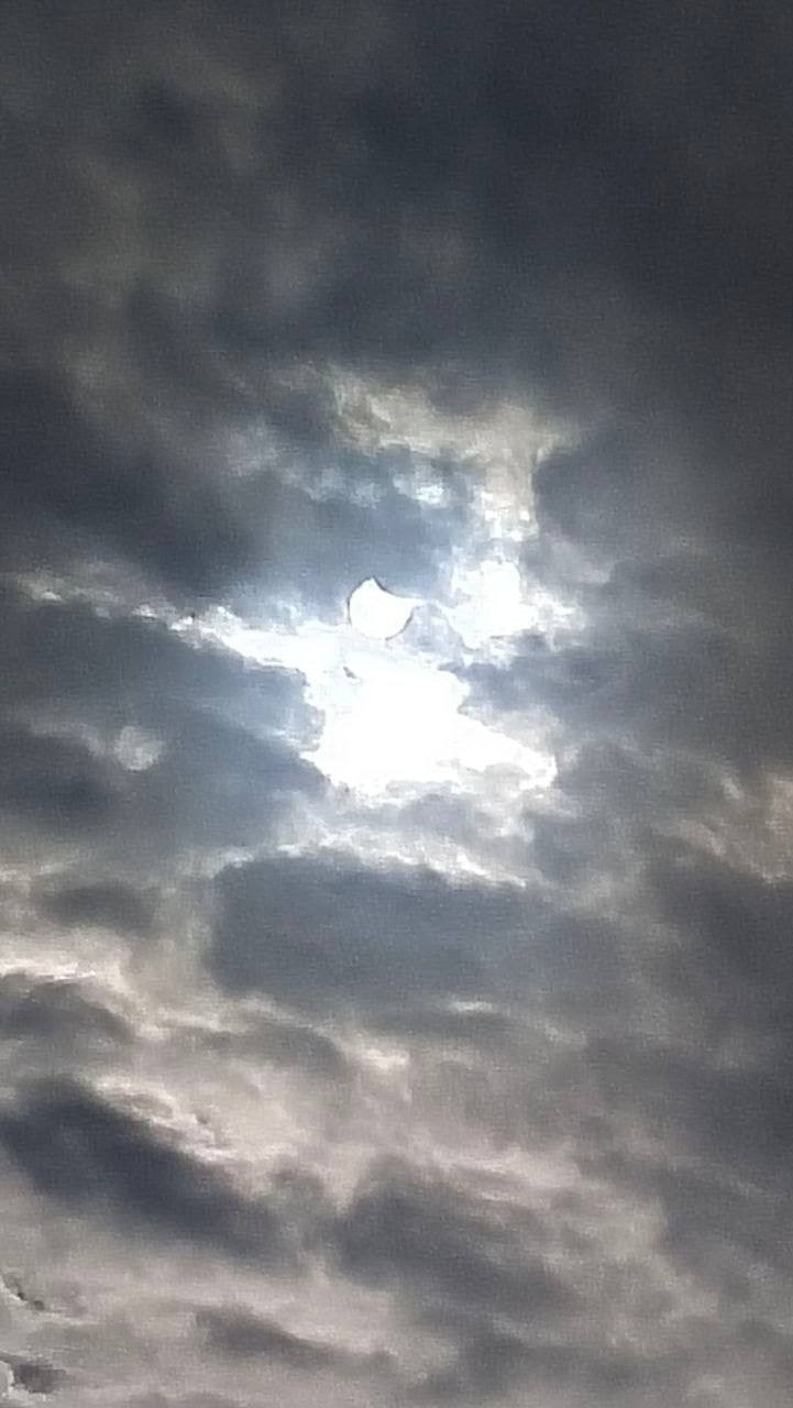 Уже началось: украинцы наблюдают солнечное затмение (фото)