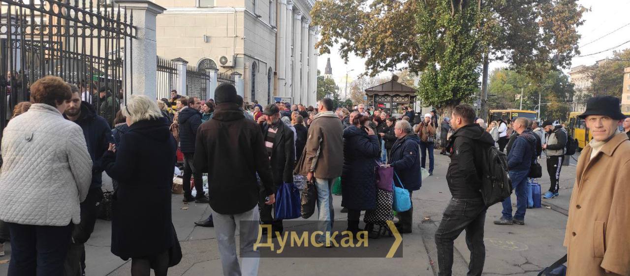 В Одесі зачинили вокзал: сотні пасажирів не знають, що робити (фото)