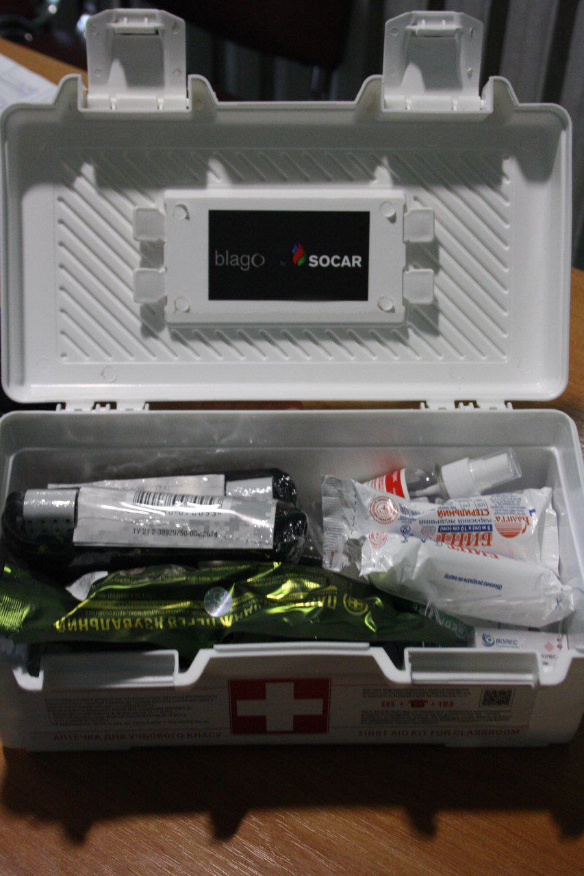 Украинские школьники получили аптечки для спасения во время опасности