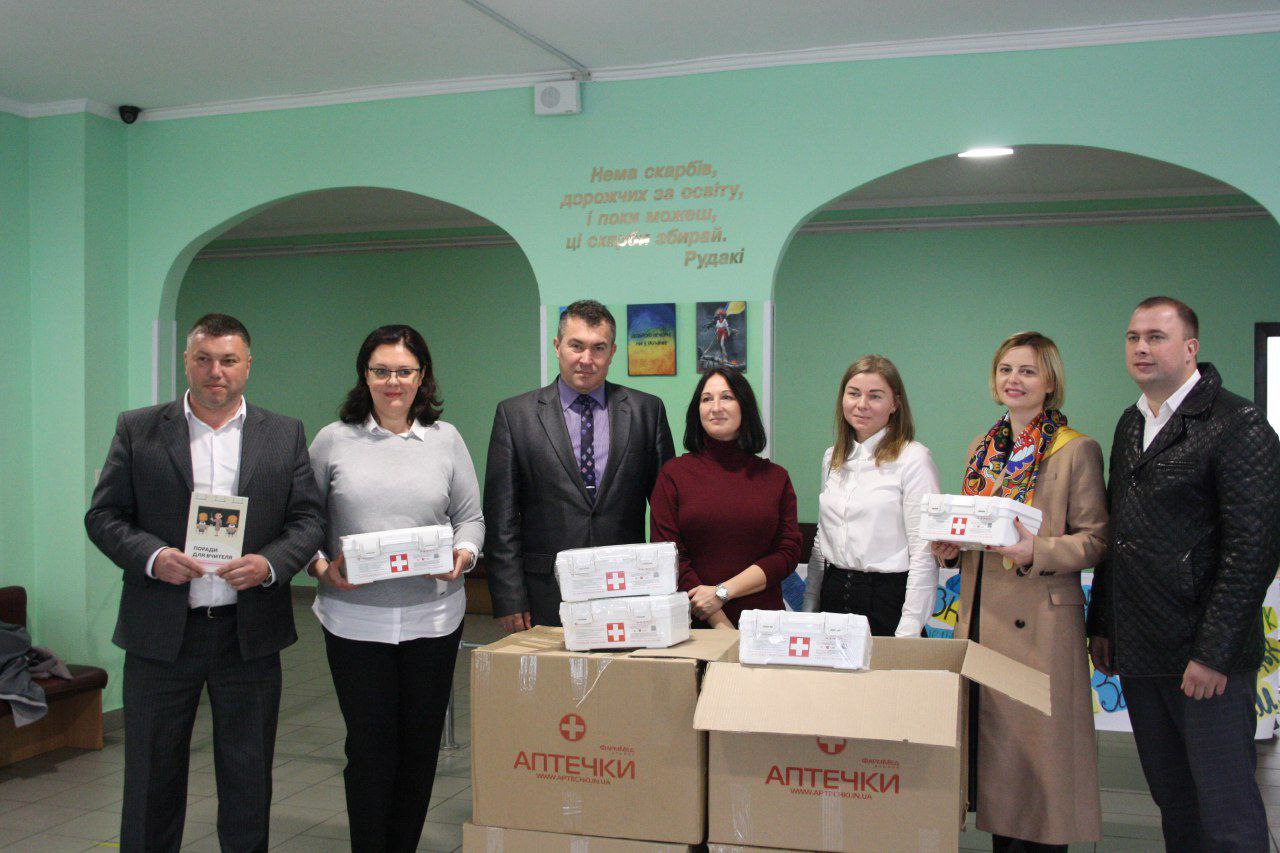 Українські школярі отримали аптечки для порятунку під час небезпеки