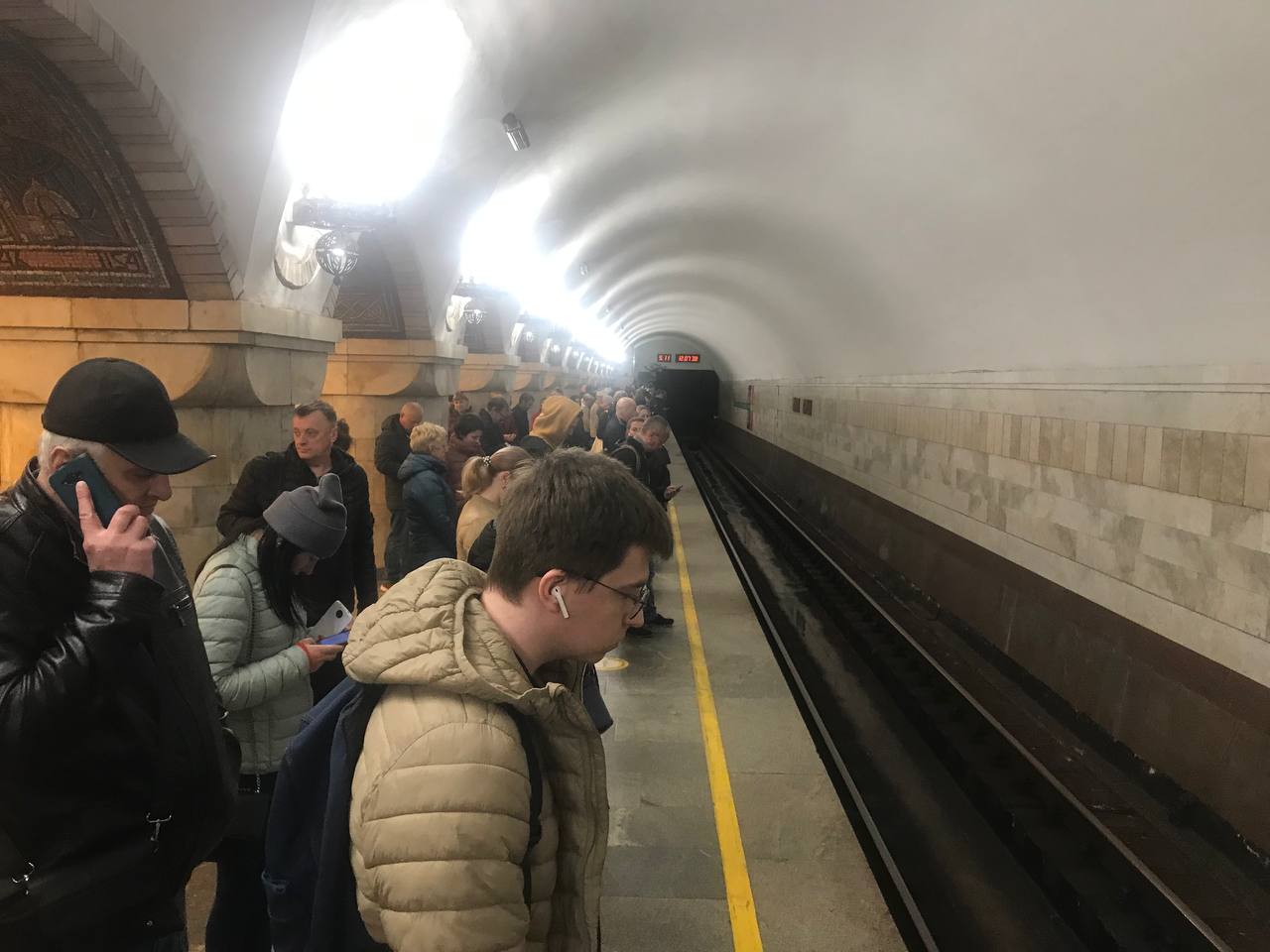 Що відбувається у метро Києва після нововведення: великі черги і мало поїздів (фото)