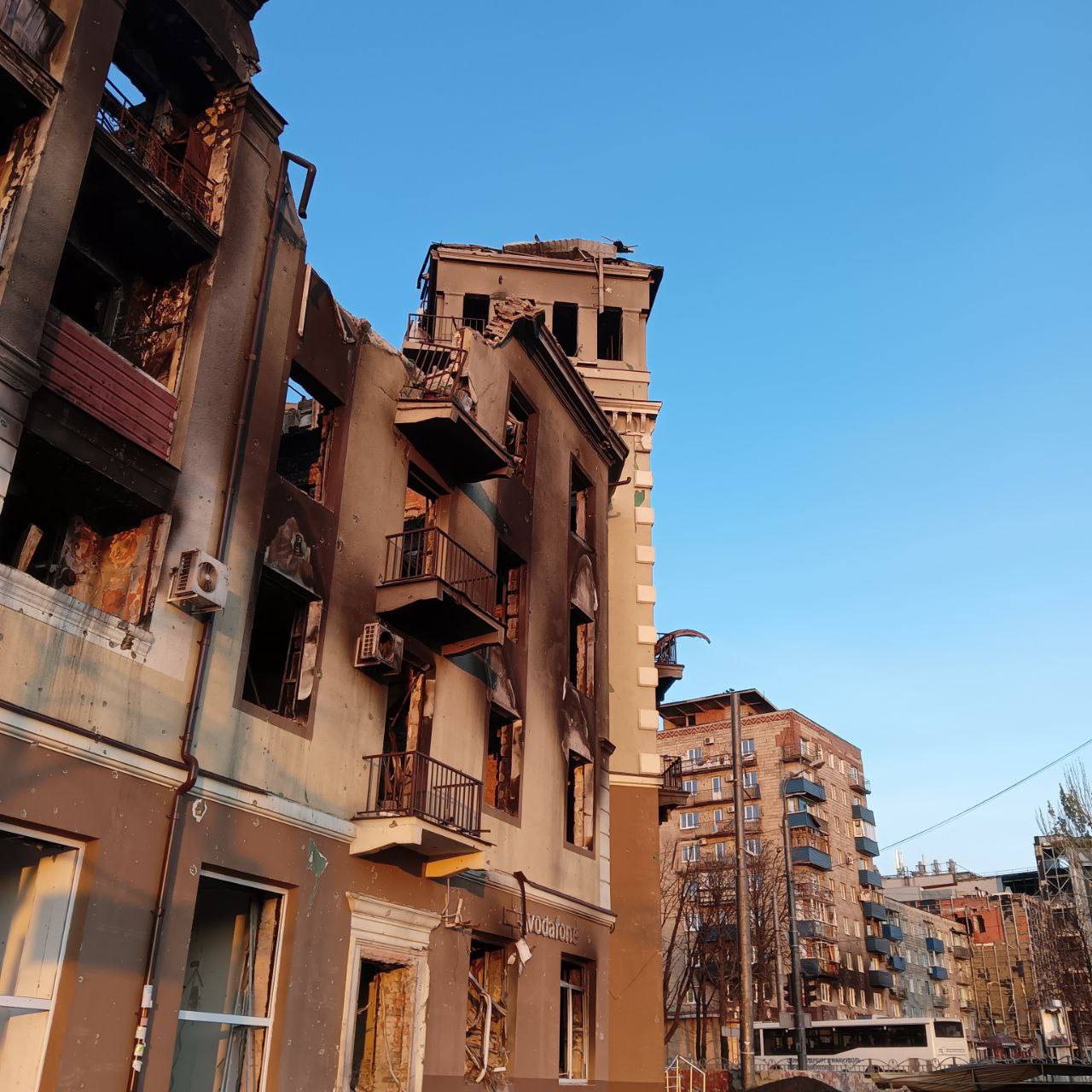 У Маріуполі місцеві виживають в нелюдських умовах: у більшості немає опалення та світла