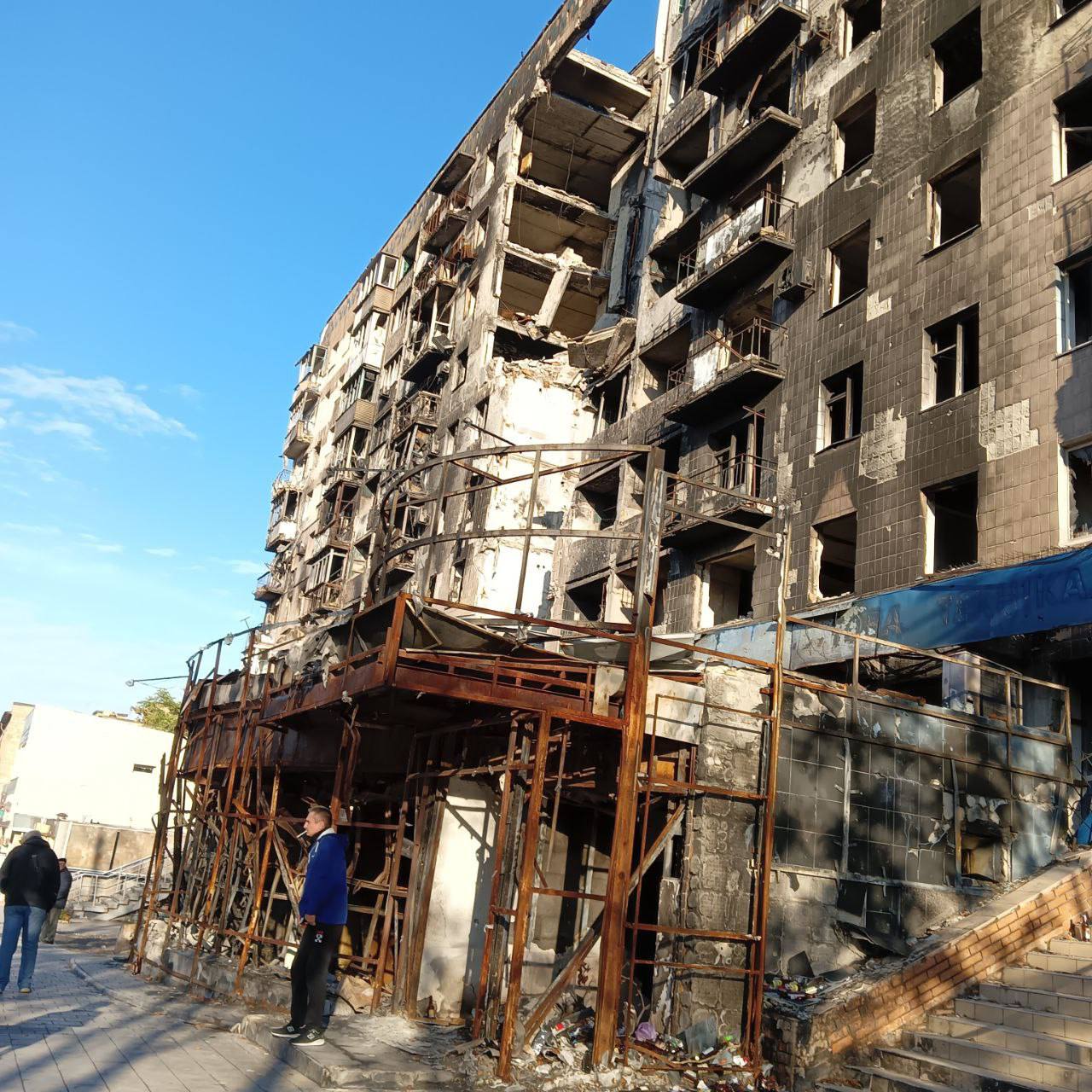 У Маріуполі місцеві виживають в нелюдських умовах: у більшості немає опалення та світла