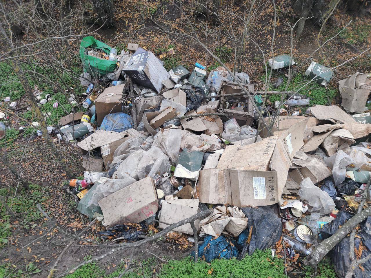 Купи сміття та вкрадені сонячні панелі: з'явились нові фото позицій окупантів у Херсонській області