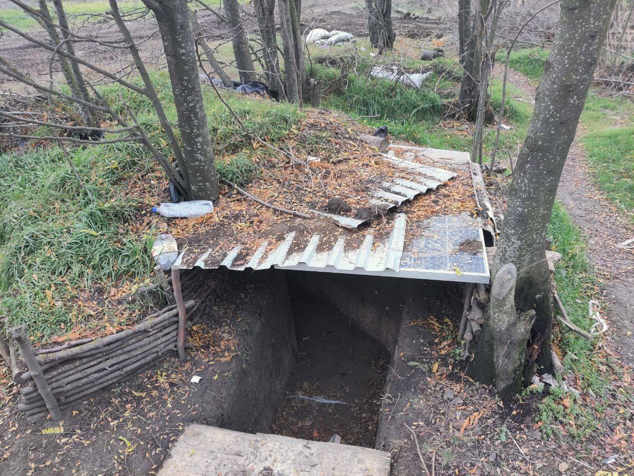 Купи сміття та вкрадені сонячні панелі: з'явились нові фото позицій окупантів у Херсонській області