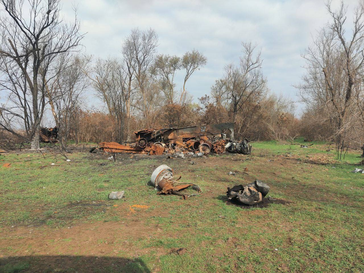 Купи сміття та вкрадені сонячні панелі: з'явились нові фото позицій окупантів у Херсонській області