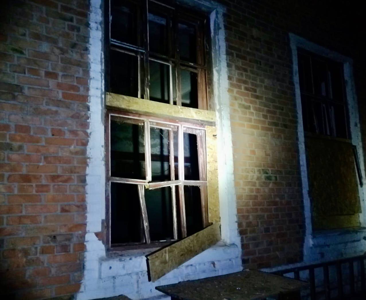 Оккупанты ночью выпустили более 60 снарядов по Никопольскому району: какие последствия