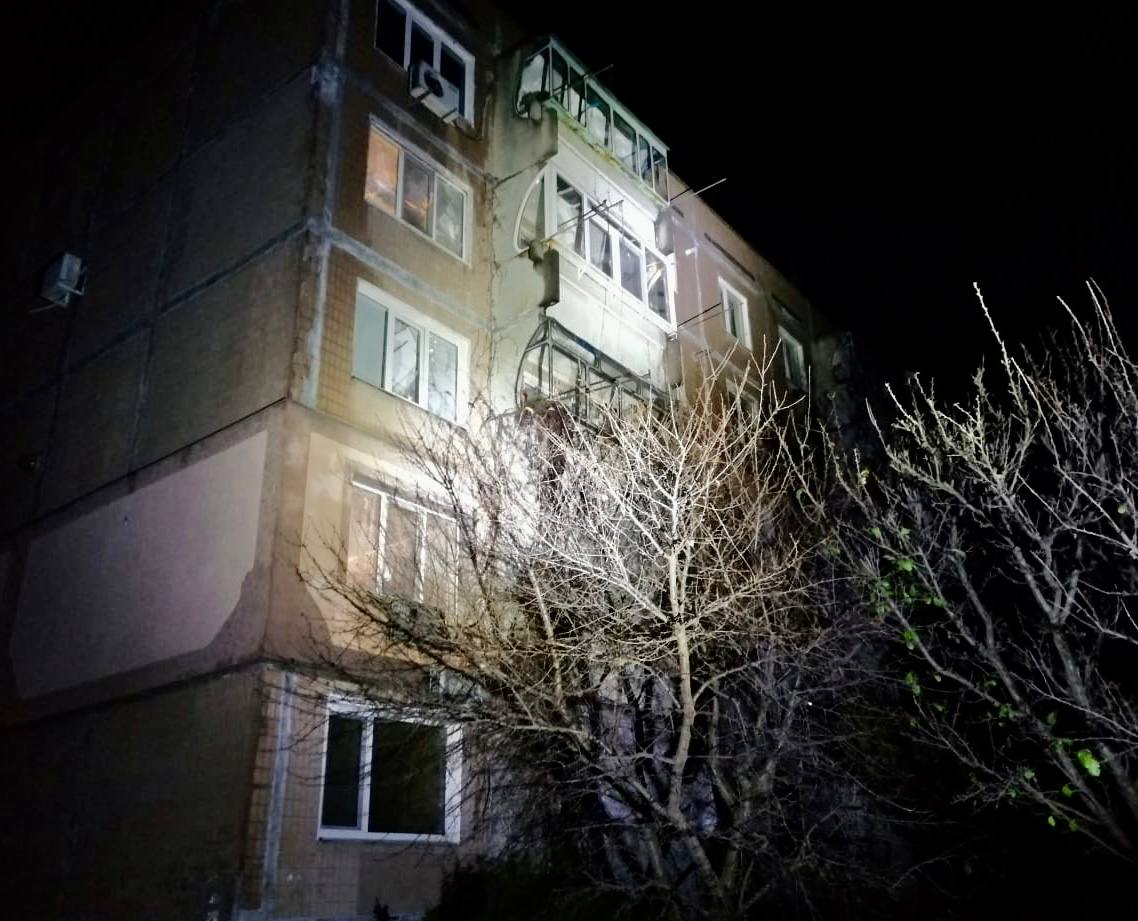 Оккупанты выпустили по кварталам Никополя 40 снарядов и попали в солнечную подстанцию