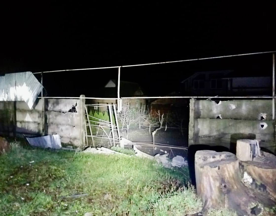 Оккупанты выпустили по кварталам Никополя 40 снарядов и попали в солнечную подстанцию