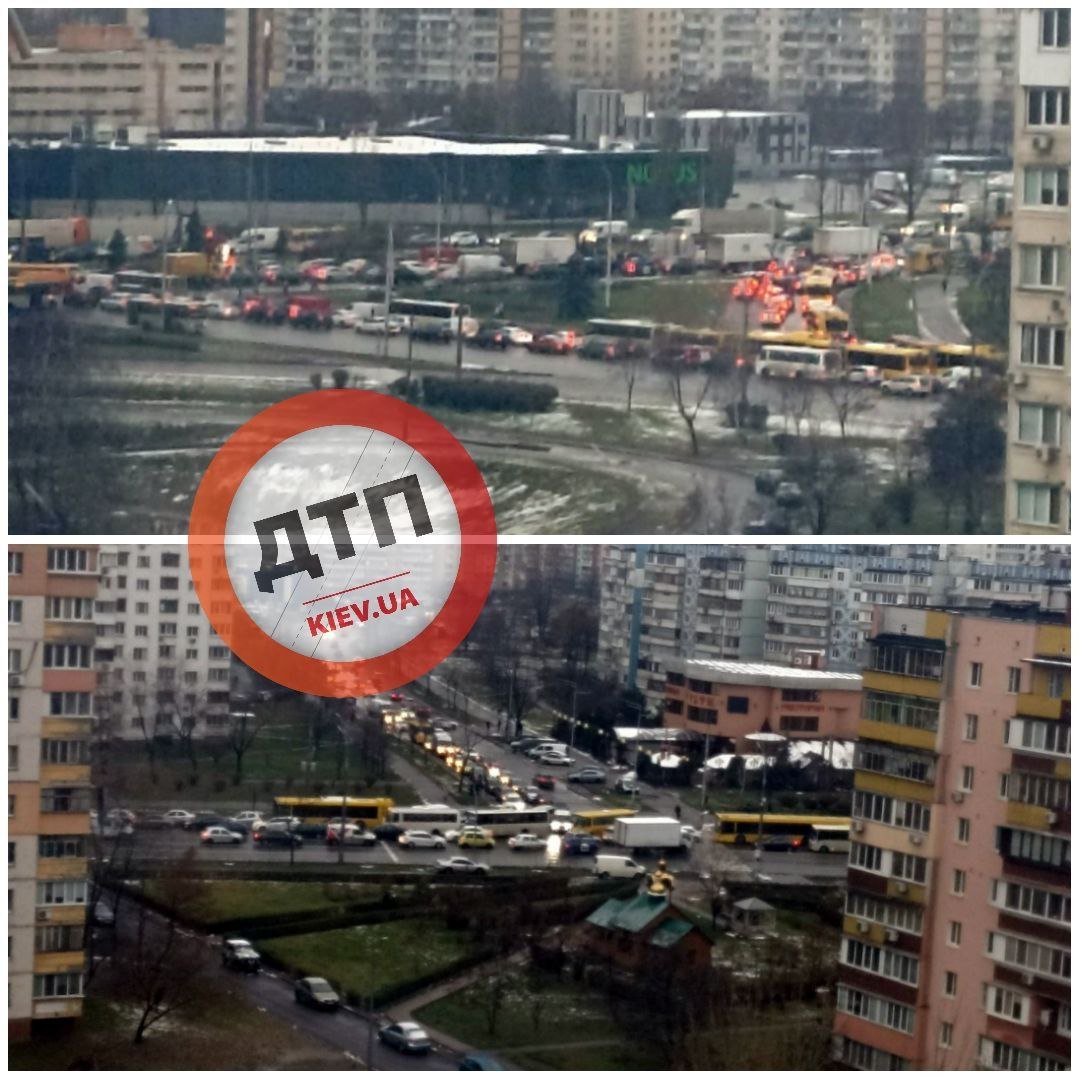 В Киеве на Троещине заблокировано движение на правый берег: что произошло