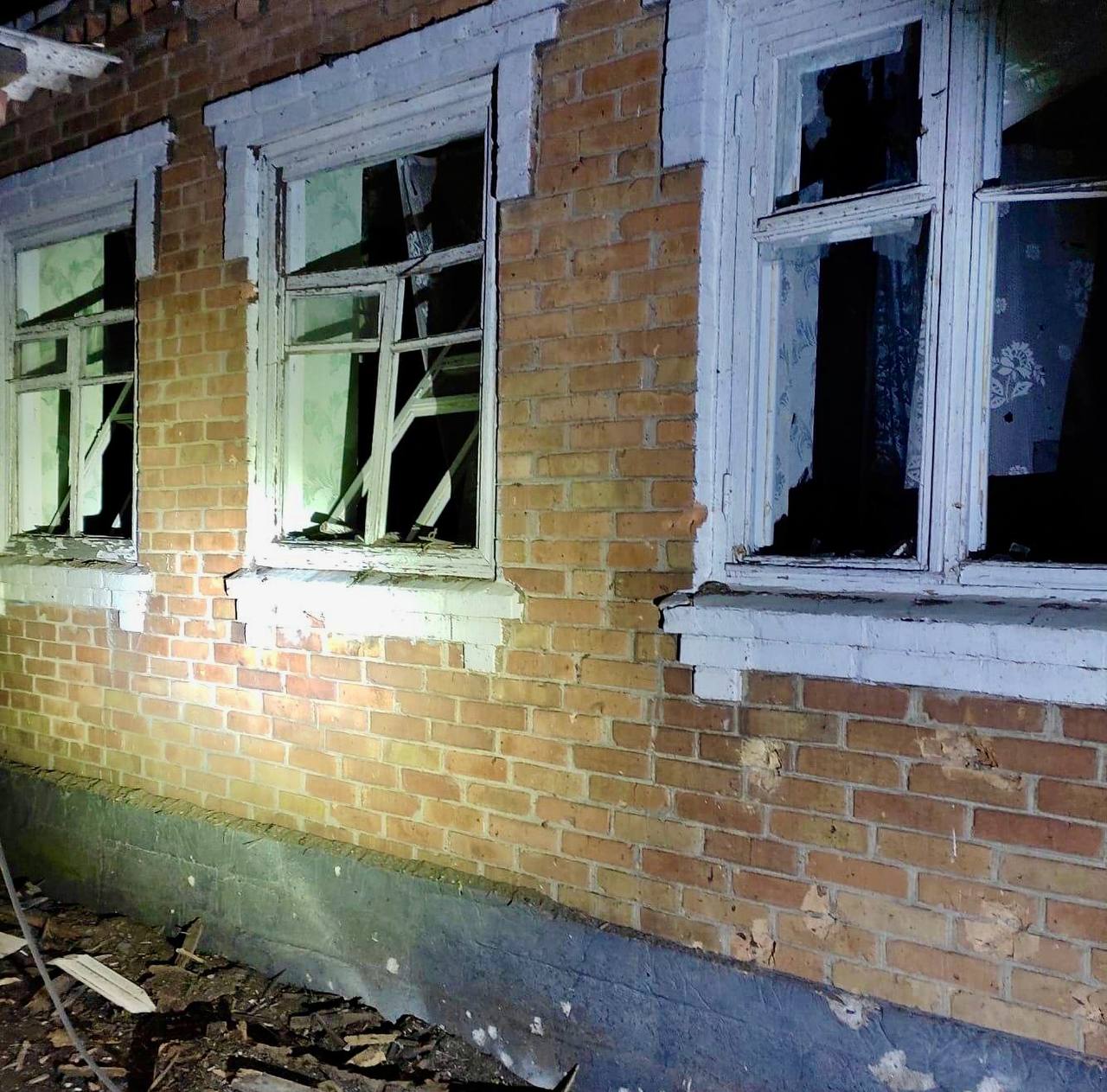 Под ударами дома и ЛЭП: враг ночью восемь раз обстрелял Никопольской район