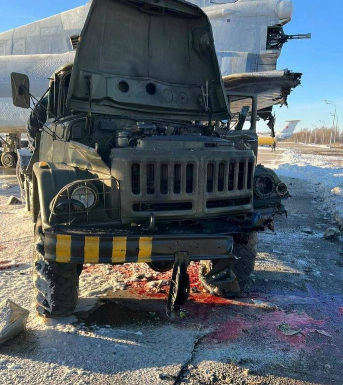 Опубліковані фото пошкодженої техніки на аеродромі в Рязані