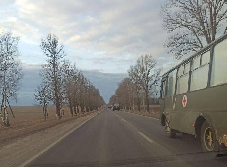 Вперше з весни. У Білорусі помітили велику колону медичних машин армії РФ