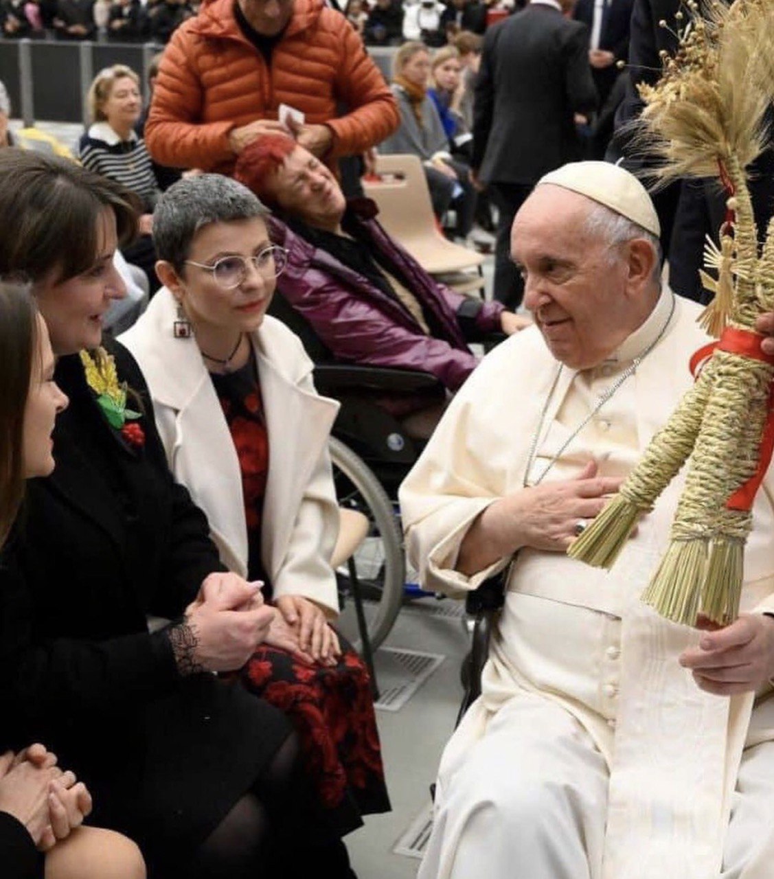 Співачка Оксана Муха подарувала Папі Римському незвичайний подарунок: фото зустрічі
