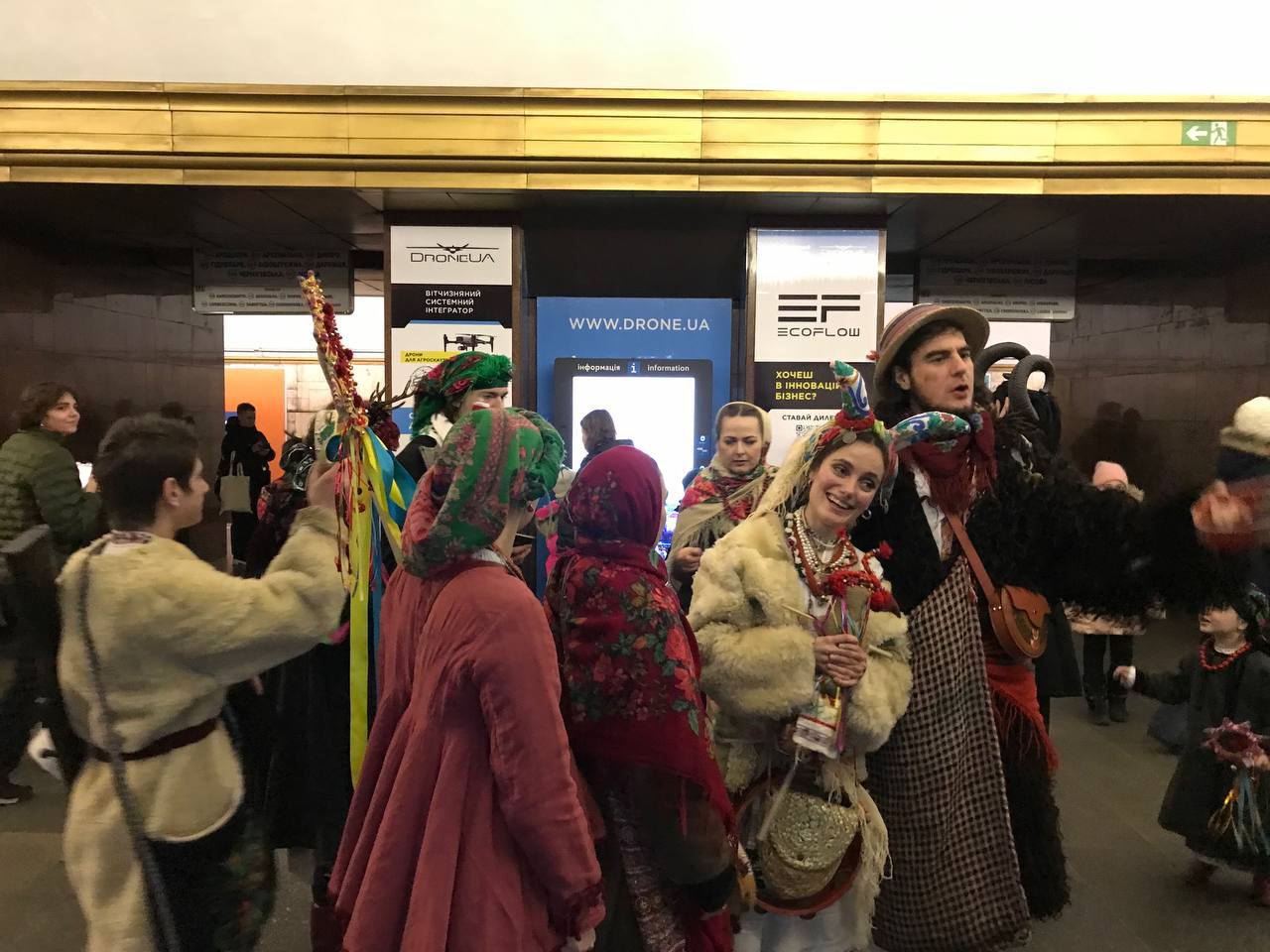 В киевском метро во время обстрелов для детей устроили новогодний праздник (фото)