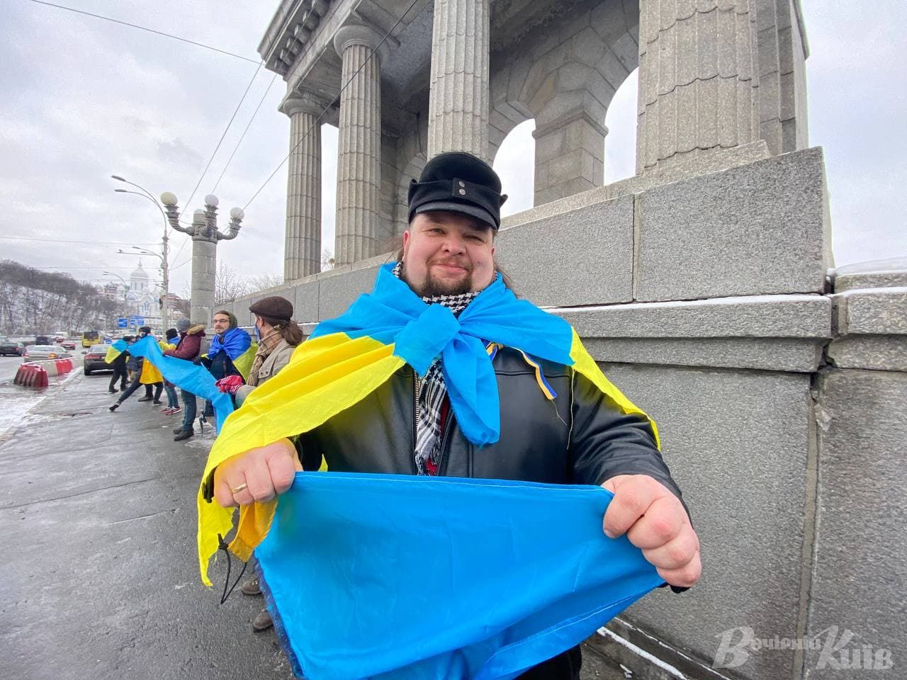В Киеве развернули 30-метровый флаг и создали "живую цепь": потрясающие фото