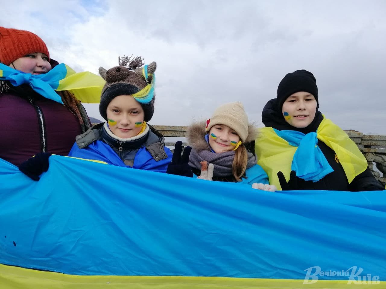 В Киеве развернули 30-метровый флаг и создали "живую цепь": потрясающие фото