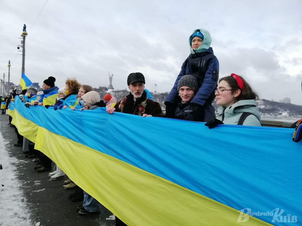 У Києві розгорнули 30-метровий прапор і створили &quot;живий ланцюг&quot;: приголомшливі фото