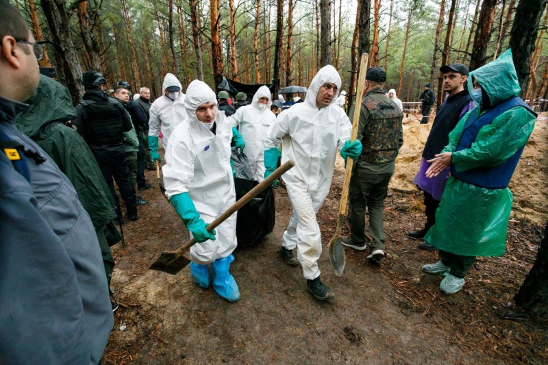В Изюмском районе Харьковской области обнаружены четыре места массовых захоронений людей.