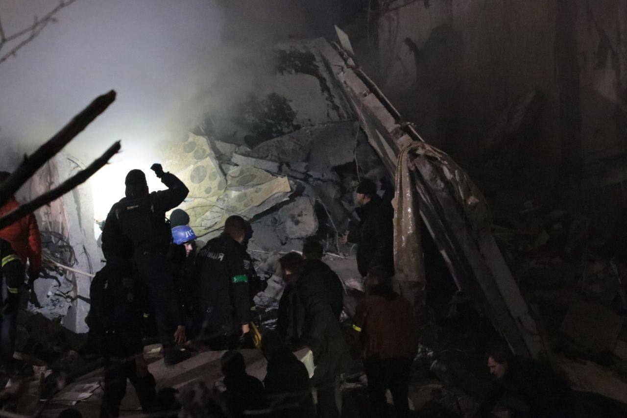 Днепр сегодня и Бородянка почти год назад: преступления государства-террориста на двух фото