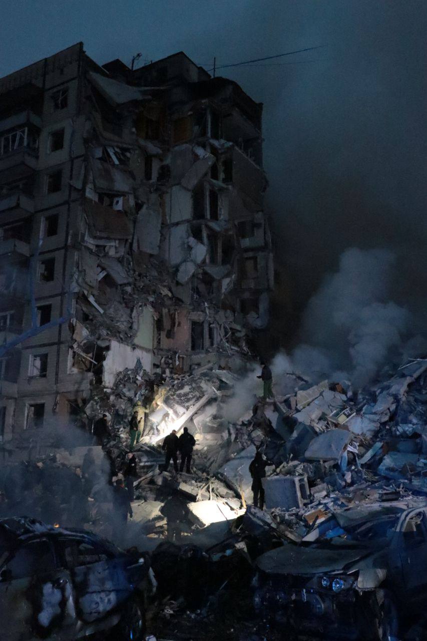 Днепр сегодня и Бородянка почти год назад: преступления государства-террориста на двух фото