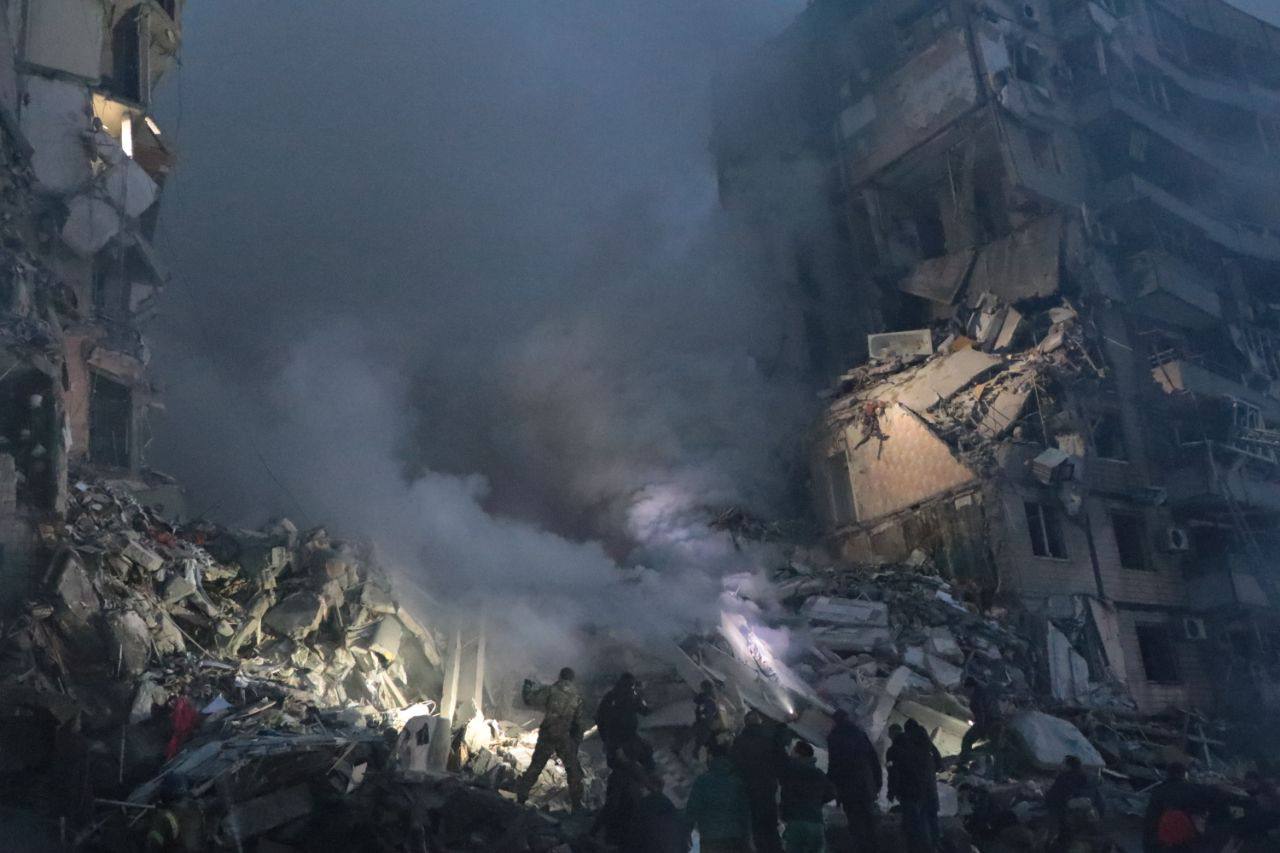 Днепр сегодня и Бородянка почти год назад: преступления государства-террориста на двух фото