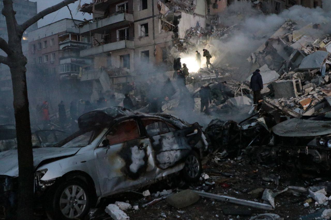 Днепр сегодня и Бородянка почти год назад: преступления государства-террориста на двух фото