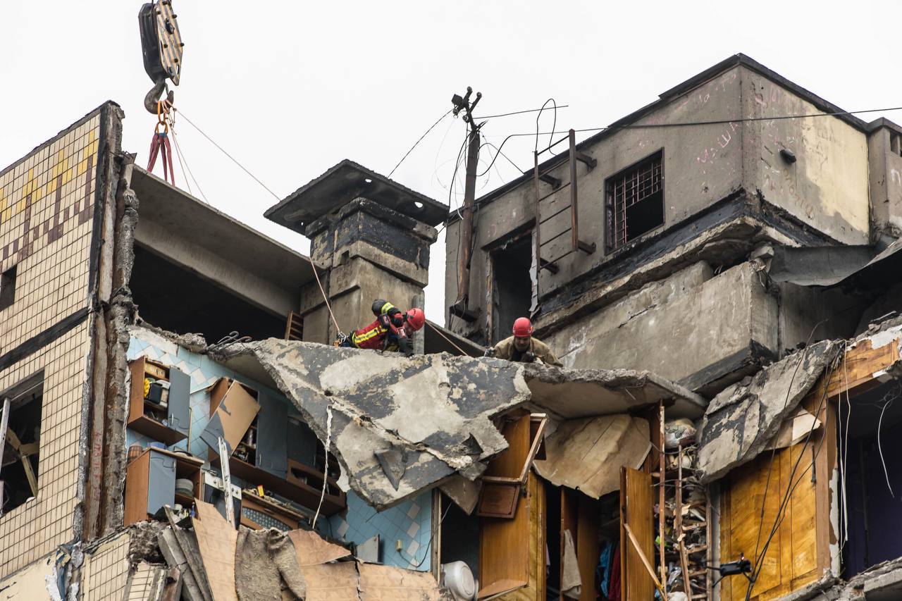 Ракетний удар по Дніпру: завали будинку розібрали на 90%, шукають 25 людей