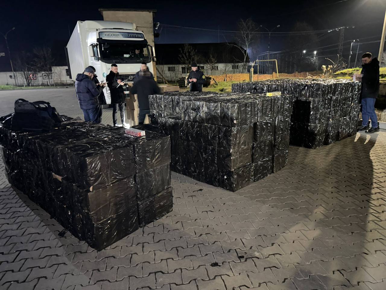 &quot;Заправили&quot; цигарками. Митники на кордоні виявили автоцистерну з контрабандою